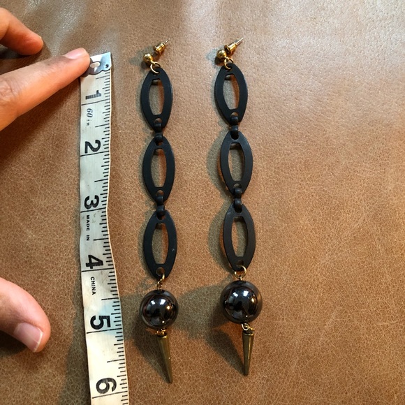 Black and gold spike earrings - Picture 4 of 5